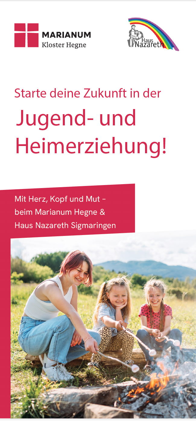 Eine Gruppe von Menschen sitzt auf einem Feld. Eine Gruppe von Menschen sitzt auf einem Feld.