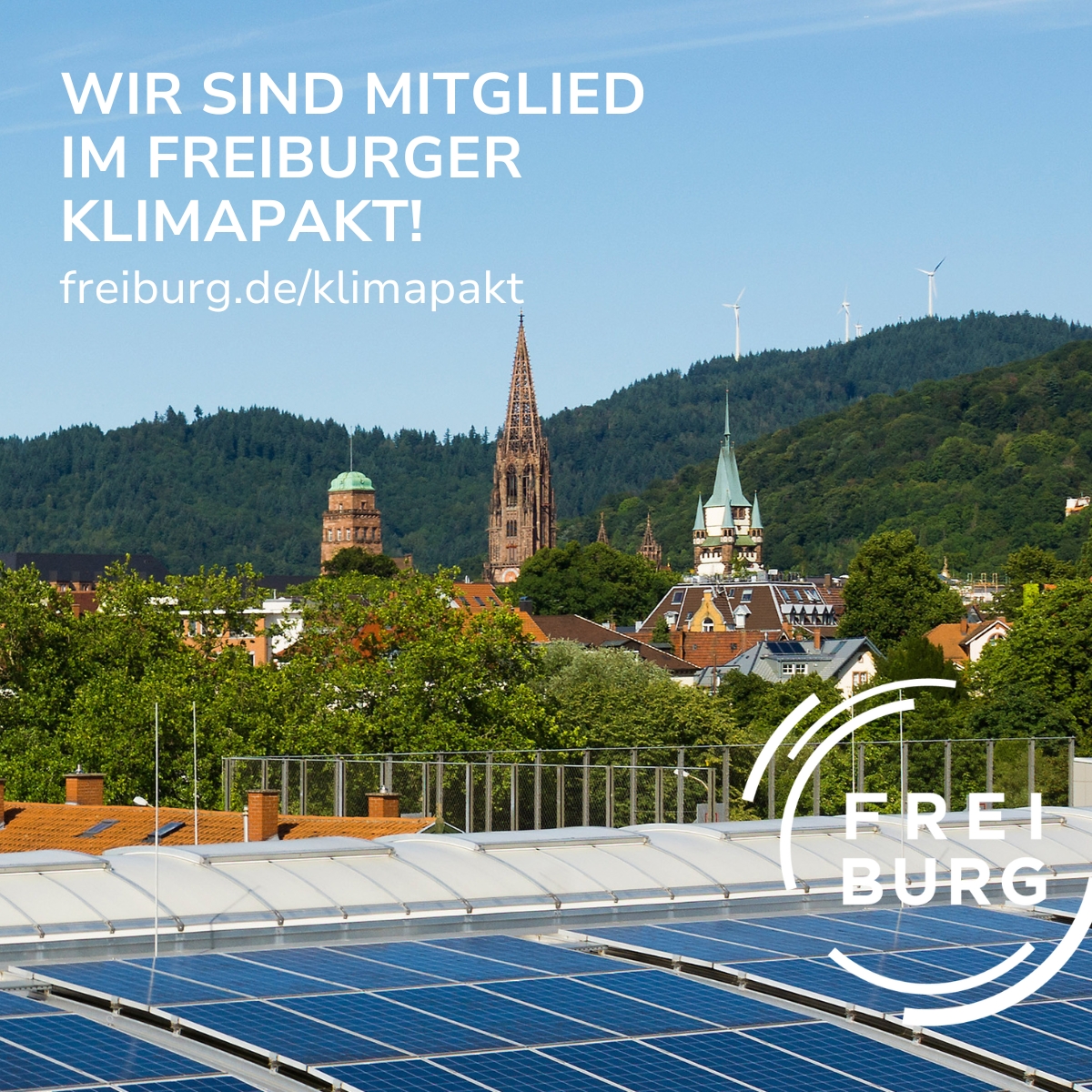 Ansicht von Freiburg mit Sonnenkollektoren im Vordergrund, historischen Gebäuden und Kirchtürmen in der Mitte und grünen Hügeln mit Windrädern im Hintergrund. Der Text wirbt für die Mitgliedschaft Freiburgs im Klimapakt.