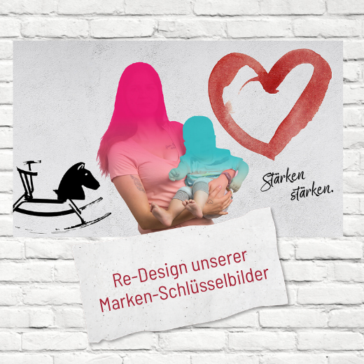 Eine Frau mit einem Baby im Arm steht vor einer Wand mit einer roten Herzzeichnung, der Aufschrift Stärken stärken und einer Schaukelpferd-Illustration. Der Text darunter lautet Re-Design unserer Marken-Schlüsselbilder.