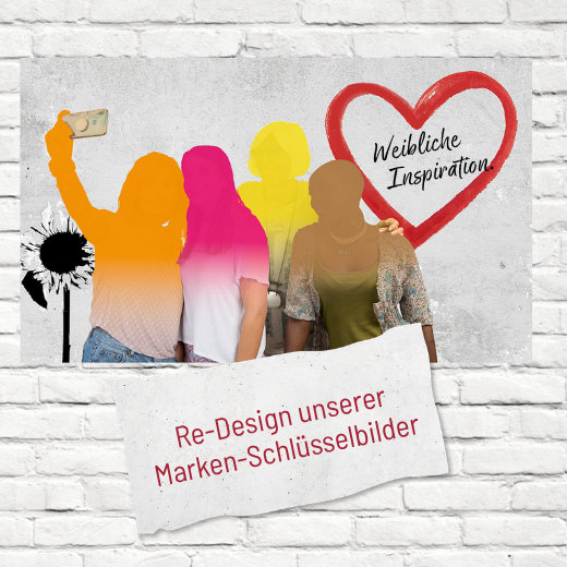 Vier Frauen stehen vor einer weißen Backsteinmauer und posieren für ein Selfie. Ein rotes Herz mit Weibliche Inspiration ist an der Wand angebracht. Der Text darunter lautet: Re-Design unserer Marken-Schlüsselbilder.