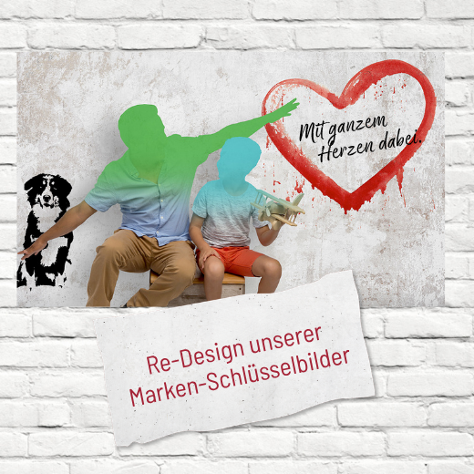 Ein Mann und ein Kind sitzen auf einer Bank neben einem schwarz-weiß gemalten Hund und einem großen roten Herz an einer Backsteinmauer. Der Text lautet: Mit ganzem Herzen dabei. und Re-Design unserer Marken-Schlüsselbilder.