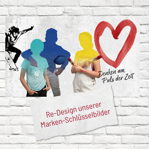 Zwei gesichtslose Figuren mit bunten Überlagerungen stehen vor einer Backsteinmauer, daneben ein gemaltes Herz und ein Text. Eine Skateboarder-Silhouette und ein Schild in deutscher Sprache lauten: Re-Design unserer Marken-Schlüsselbilder.