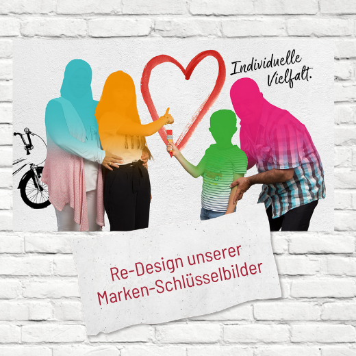 Vier Personen mit bunten Overlays stehen vor einer weißen Wand mit einem roten Herz und dem Text Individuelle Vielfalt. Unter ihnen steht ein Schild: Re-Design unserer Marken-Schlüsselbilder. Auf der linken Seite ist teilweise ein Fahrrad zu sehen.