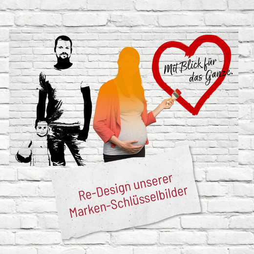 Eine schwangere Frau malt einen Herzumriss mit den Worten Mit Blick für das Ganze. Neben ihr sind ein Mann und ein Kind in schwarz-weiß gezeichnet. Der Text darunter lautet: Re-Design unserer Marken-Schlüsselbilder.