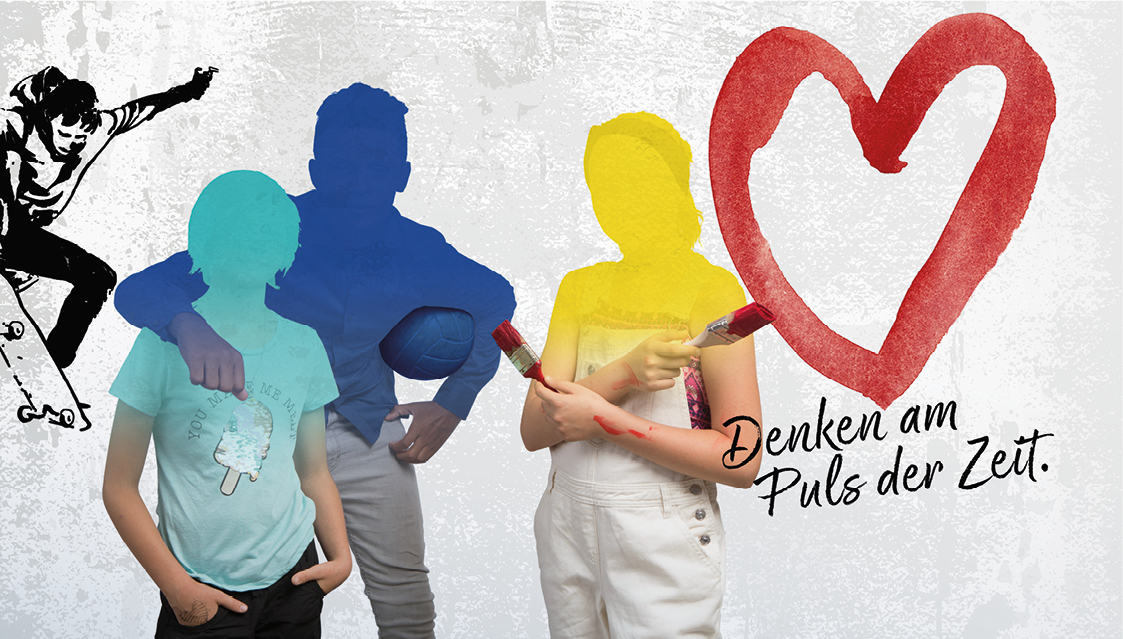 Drei Personen mit Gesichtern, die mit blauer, gelber und blaugrüner Farbe bedeckt sind, stehen vor einem strukturierten Hintergrund. Neben ihnen erscheinen ein rotes Herz und der deutsche Text "Denken am Puls der Zeit". Eine Person hält einen Pinsel, eine andere einen Fußball.