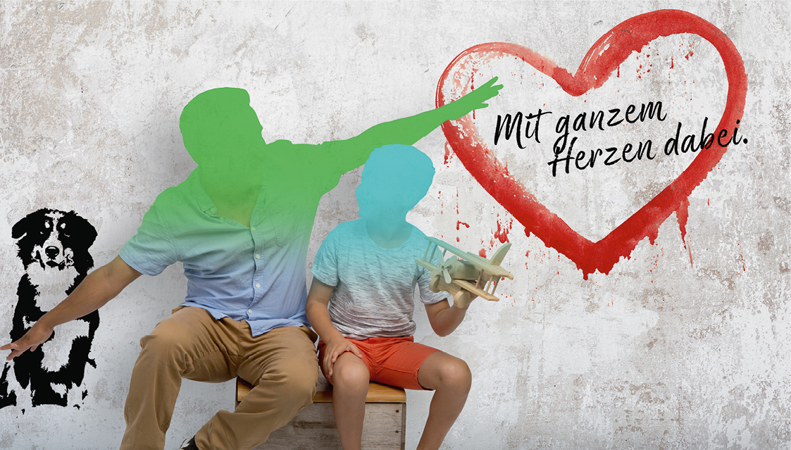 Ein Mann und ein Kind mit bunten Overlays sitzen zusammen, das Kind hält ein Spielzeugflugzeug in der Hand. Hinter ihnen ist ein großes rotes Herz mit den deutschen Worten „Mit ganzem Herzen dabei“ zu sehen. Auf der linken Seite der Wand ist ein schwarzer Hund abgebildet. Ein Mann und ein Kind mit bunten Overlays sitzen zusammen, das Kind hält ein Spielzeugflugzeug in der Hand. Hinter ihnen ist ein großes rotes Herz mit den deutschen Worten "Mit ganzem Herzen dabei" zu sehen. Auf der linken Seite der Wand ist ein schwarzer Hund abgebildet.