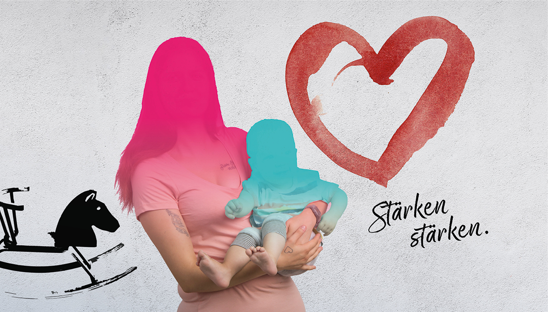 Eine Frau, die ein Baby im Arm hält, steht vor einer weißen Wand mit einem roten Herz, einem schwarzen Schaukelpferd und den deutschen Worten Stärken stärken. Beide Gesichter sind mit Farbüberlagerungen verdeckt.