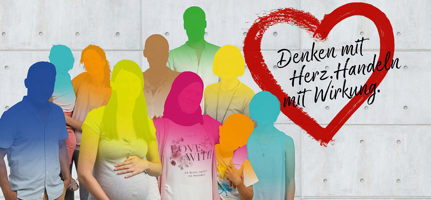 Eine Gruppe von Menschen mit bunt überlagerten Silhouetten steht vor einer Betonwand. Ein großes rotes Herz und der deutsche Text "Denken mit Herz. Handeln mit Wirkung." (Denken mit Herz. Handeln mit Wirkung.) befinden sich auf der rechten Seite.