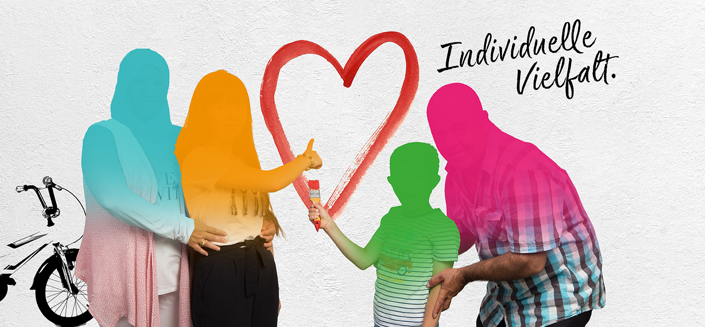 Vier bunte, stilisierte Silhouetten von Menschen stehen vor einer weißen Wand mit einem roten Herz und dem Schriftzug Individuelle Vielfalt. Auf der linken Seite ist eine Fahrradskizze zu sehen. Ein Kind gibt einem anderen den Daumen hoch.