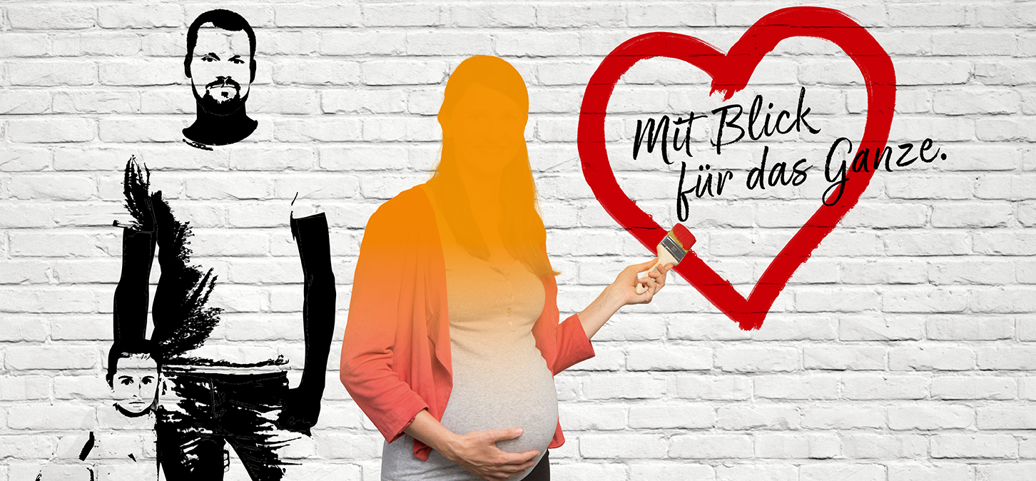 Eine schwangere Frau hält einen Pinsel vor einer weißen Backsteinmauer mit den gemalten Figuren eines Mannes und eines Kindes, einem roten Herz und dem deutschen Text Mit Blick für das Ganze.