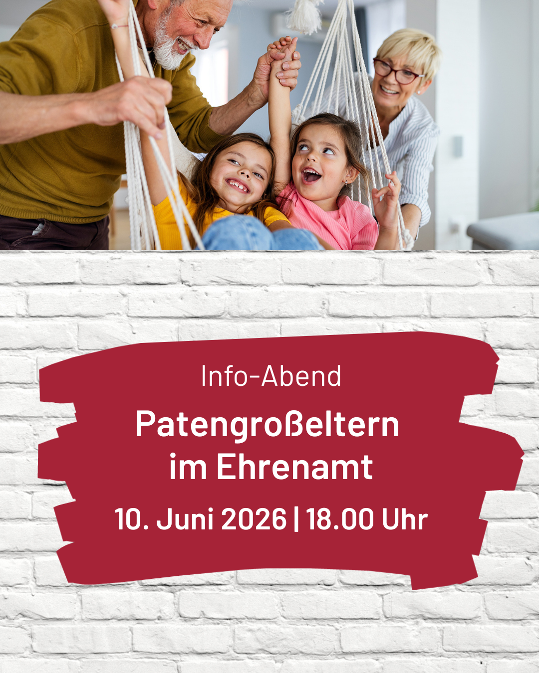 Zwei lächelnde Kinder spielen in einer Hängematte, die von glücklichen Großeltern gehalten wird. Darunter steht auf einem roten Transparent zu lesen: Info-Abend Patengroßeltern im Ehrenamt, 10. Juni 2026 | 18.00 Uhr vor einem weißen Backsteinhintergrund.