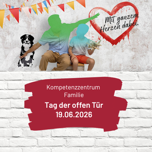 Ein Mann und ein Kind sitzen auf einer Bank, umgeben von bunten Wimpeln, Farbspritzern und einem Hund. Der deutsche Text auf einem Transparent lautet: Kompetenzzentrum Familie, Tag der offenen Tür, 19.06.2026. SkF Spenden-Projekte