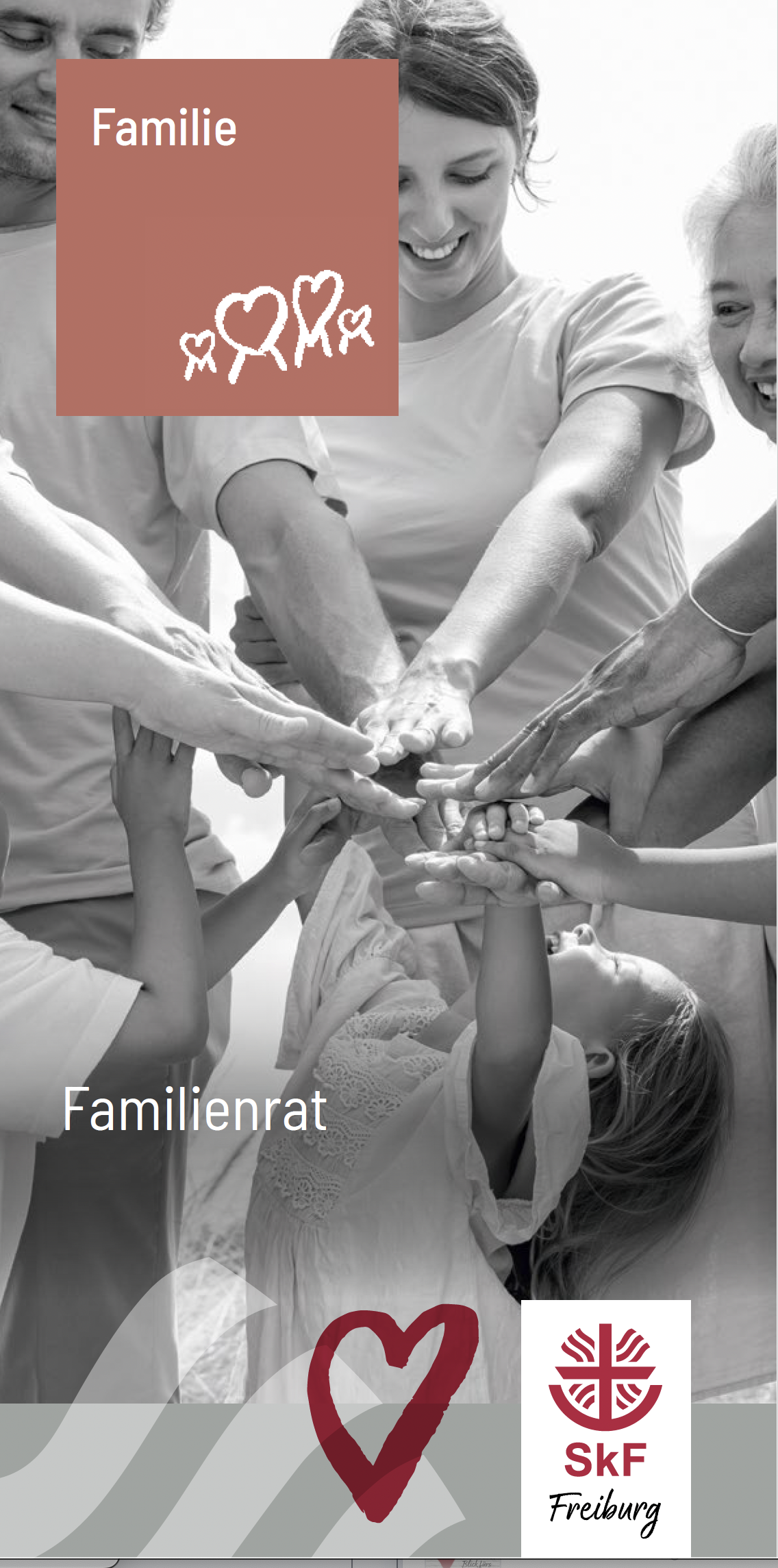 Eine bunt gemischte Gruppe lächelnder Menschen, darunter Erwachsene und Kinder, stehen in einem Kreis und legen ihre Hände in der Mitte zusammen. Das Bild wirbt für den Zusammenhalt und die Unterstützung der Familie, mit dem Text Familie und Familienrat und dem Logo des SkF Freiburg.