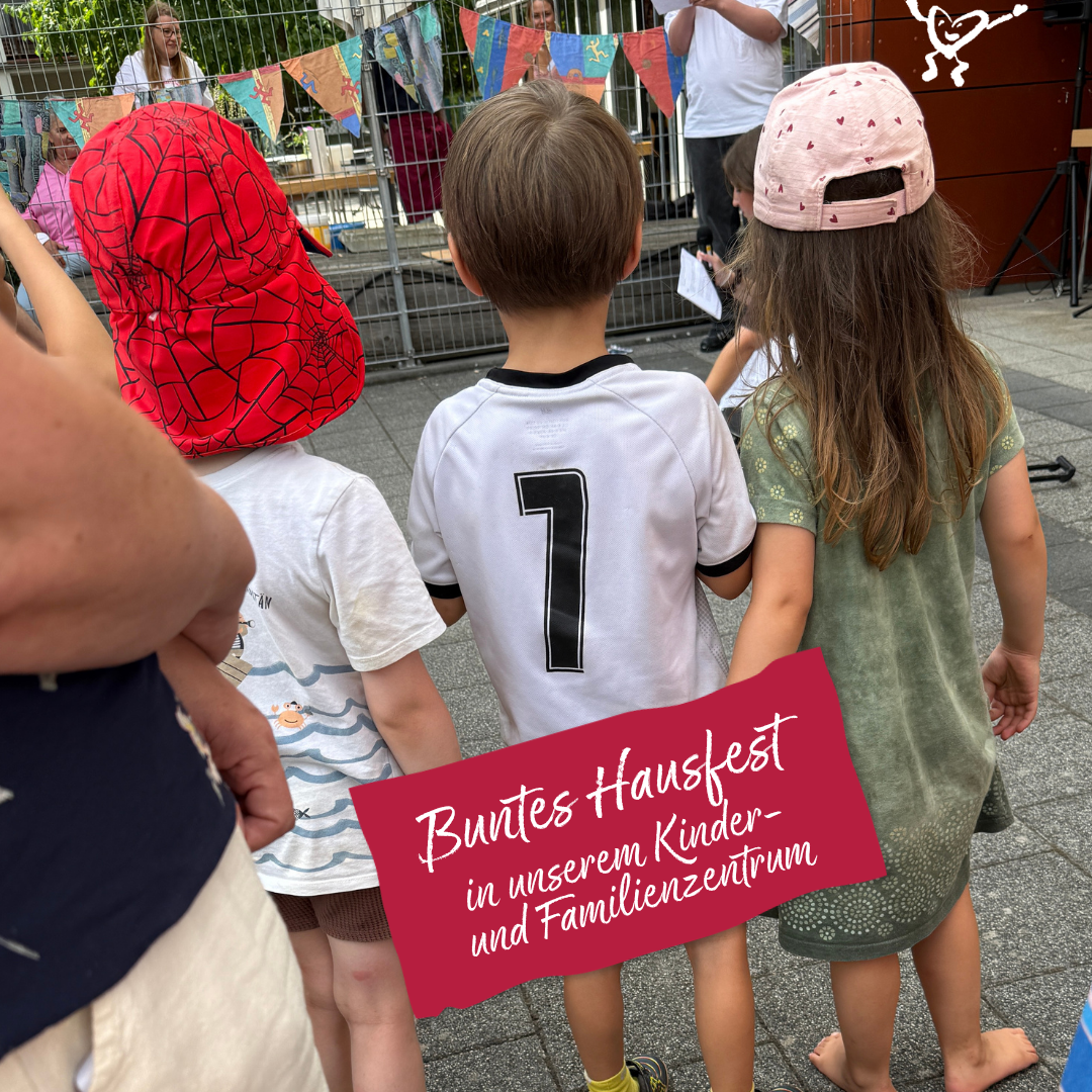Drei Kinder, von hinten gesehen, stehen gemeinsam bei einer Veranstaltung im Freien. Eines trägt eine Spiderman-Kapuze, ein anderes ein Fußballtrikot mit der Nummer 7 und das dritte eine rosa Mütze. Im Hintergrund sind bunte Wimpelketten zu sehen.