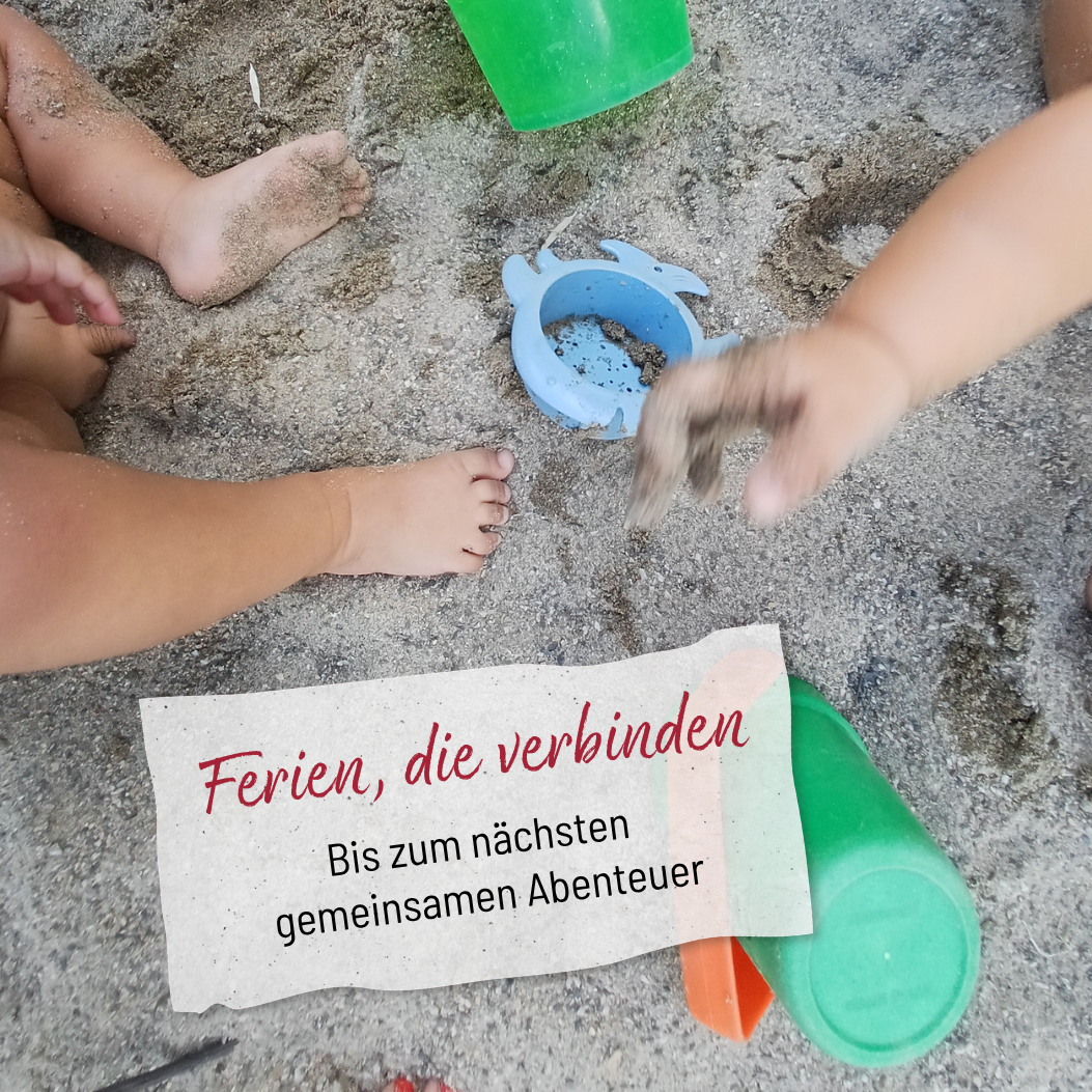 Kinder spielen am Strand mit Eimern und Sandspielzeug. Oben links ist eine Herzzeichnung zu sehen. Der Text auf Deutsch lautet: „Ferien, die verbinden. Bis zum nächsten gemeinsamen Abenteuer.“.