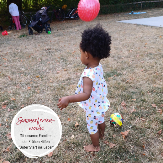Ein kleines Kind mit lockigem Haar steht auf trockenem Gras neben einem bunten Ball und beobachtet einen großen rosa Luftballon. Im Hintergrund sind Kinderwagen und andere Kinder zu sehen. Im Vordergrund ist ein deutscher Text über eine Sommerferienwoche zu lesen.