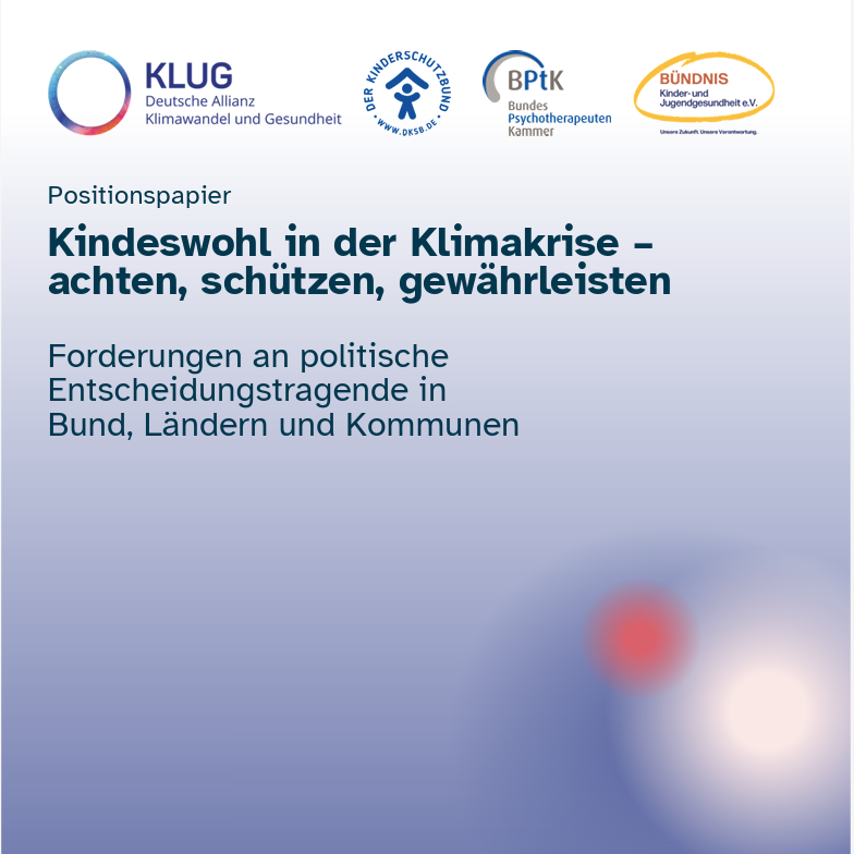 Titelseite mit deutschem Text: Kindeswohl in der Klimakrise – achten, schützen, gewährleisten. Mit den Logos von KLUG, der Bundeskammer, der BPtK und dem Bündnis Kinderrechte auf einem Hintergrund mit einem Farbverlauf von Blau nach Weiß und einem roten Punkt.