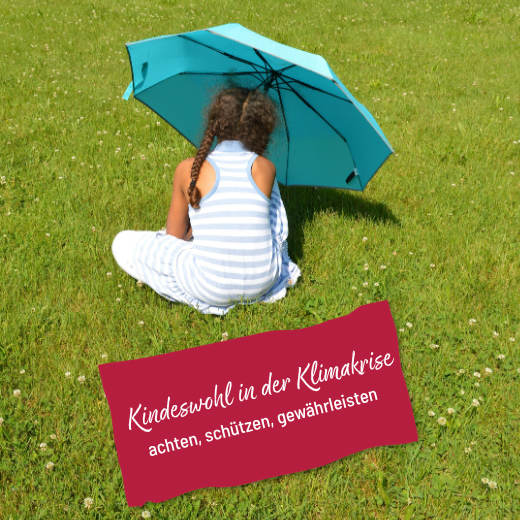 Ein Kind in einem gestreiften Kleid sitzt auf dem Rasen unter einem blauen Sonnenschirm. Auf einem Transparent steht: „Das Kindeswohl in der Klimakrise achten, schützen, gewährleisten.“.